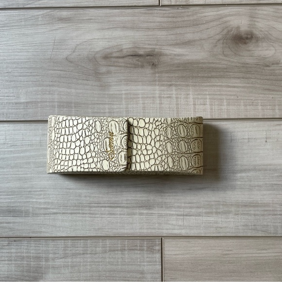 Sama Crocodile Embossed Beige Leather Eyewear Case - Picture 3 of 8